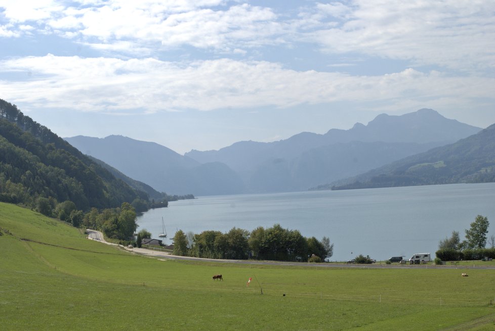 Jezero Attersee je obklopené horami.