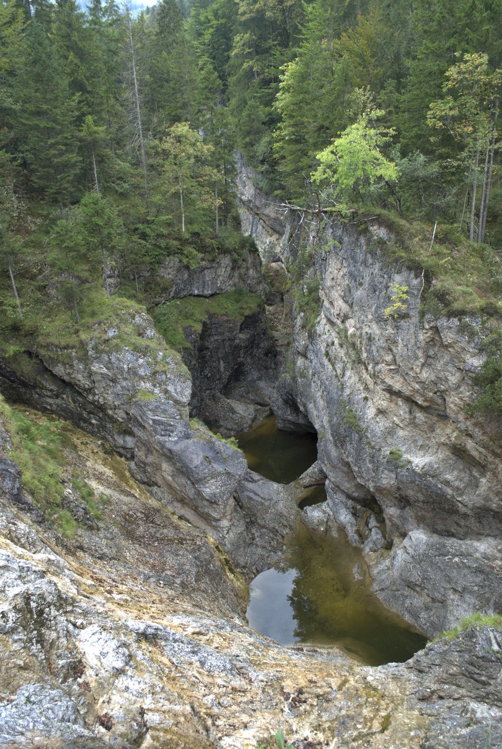 Attersee: Tudy můžete splouvat v neoprenu a brýlích.