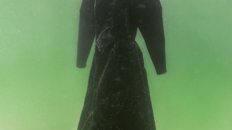 Solná nevěsta: Co se stane s černými šaty po dvou měsících v Mrtvém moři?