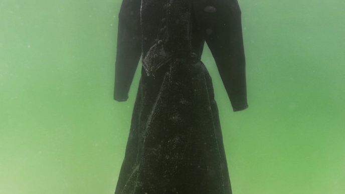 „Leahiny černé šaty se pod vodou postupně vlivem soli měnily. Každým dnem je alchymie moře dále měnila ze symbolu šílenství na to, co měly vždy být – svatební šaty,“ uvedla Sigalit Landau pro muzeum Marlborough v Londýně, kde je výsledek experimentu vystaven v expozici Solná nevěsta.