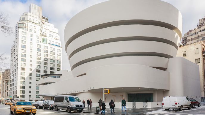 Architekt Frank Lloyd Wright strávil na projektu 15 let. Nakone se mu do symetricky kompaktního centra New Yorku podařilo prosadit velmi atypickou budovu - zdola se rozšiřující spirálovitý objekt připomínající mušli a vycházející z čistě organického pojetí architektury.