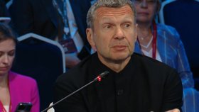 Vladimir Solovjov na petrohradském fóru moderoval panel o suverenitě vojenskoprůmyslového komplexu (6. 6. 2024).