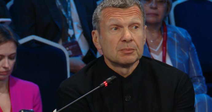 Vladimir Solovjov na petrohradském fóru moderoval panel o suverenitě vojenskoprůmyslového komplexu (6. 6. 2024).