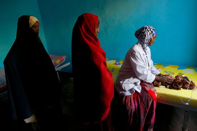 Zdravotní sestra se snaží zachránit podvyživené a dehydrované dítě v místní nemocnici bez lékaře, Somálsko, leden 2011