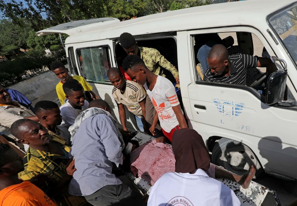 Výbuch bomby v autobusu si vyžádal nejméně 10 mrtvých.