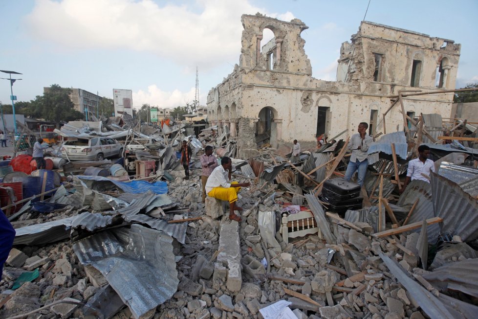 Na 38 mrtvých vystoupila bilance dvou pátečních atentátů v somálské metropoli Mogadišu.