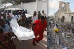 Na 38 mrtvých vystoupila bilance dvou pátečních atentátů v somálské metropoli Mogadišu.