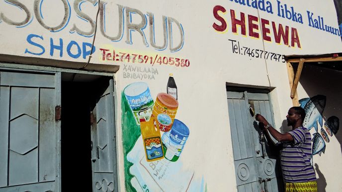 Vývěsní štíty a reklamní tabule jsou všude v Puntlandu nahrazeny pomalovanými zdmi