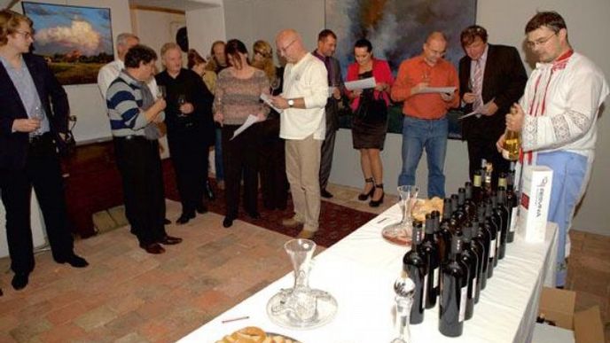 Someliér Marek Babisz (vpravo) představuje v pražské Galerii Alexandra Onishenka první české červené víno Bona Dea se zvýšeným obsahem resveratrolu