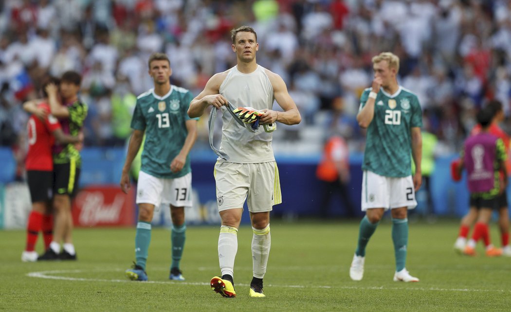 Zklamaný německý brankář Manuel Neuer po vypadnutí svého týmu už v základní skupině MS