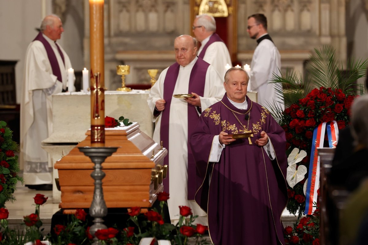 Pohřeb Soni Červené celebrovaný biskupem Janem Vokálem