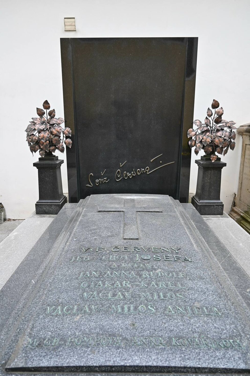 Rodinná hrobka  na hřbitově na Pouchově, kde bude uložena Soňa Červená.