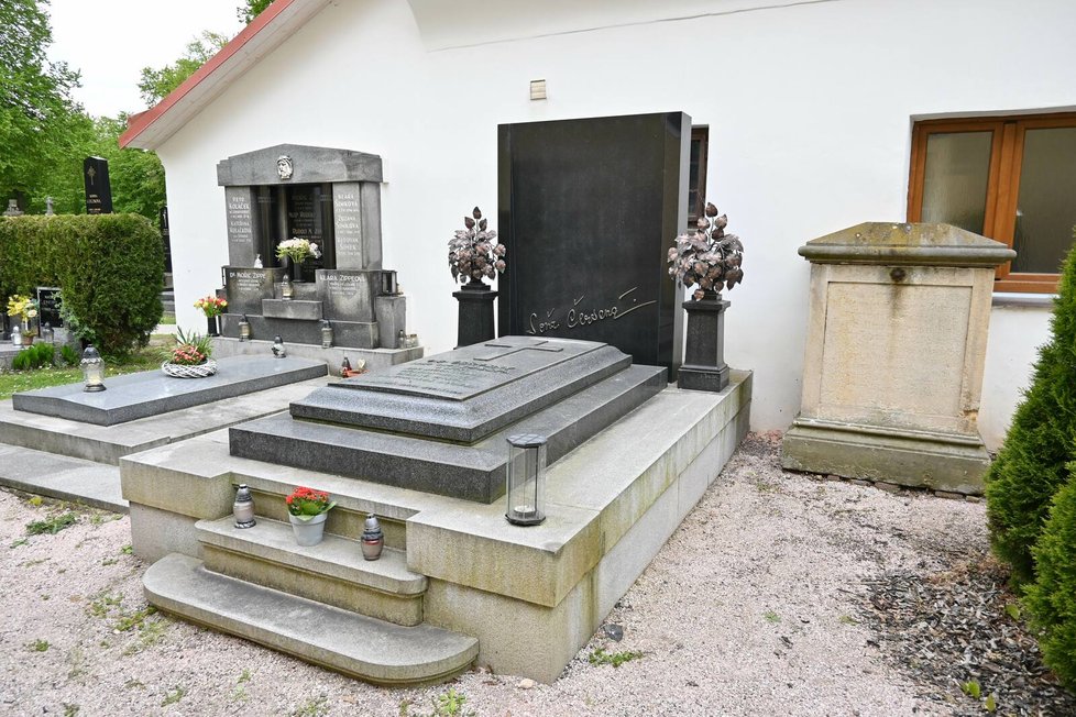 Rodinná hrobka  na hřbitově na Pouchově, kde bude uložena Soňa Červená.