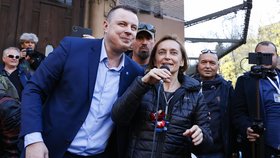 Genetička Soňa Peková na demonstraci před úřadem vlády s Jindřech Rajchlem