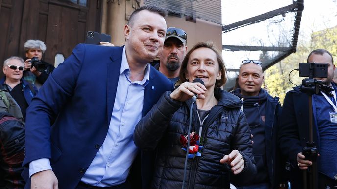 Genetička Soňa Peková na demonstraci před úřadem vlády s Jindřech Rajchlem Genetička Soňa Peková na demonstraci před úřadem vlády s Jindřech Rajchlem