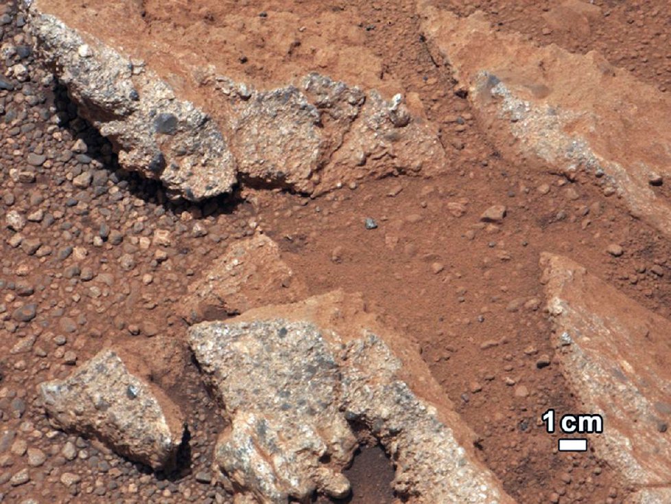 Vozítko Curiosity na Marsu vyfotilo oblázky, které jsou důkazem nedávného řečiště vody