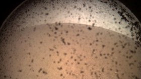 Ne rudá, ale barevná planeta: NASA zveřejnila úchvatné snímky z Marsu
