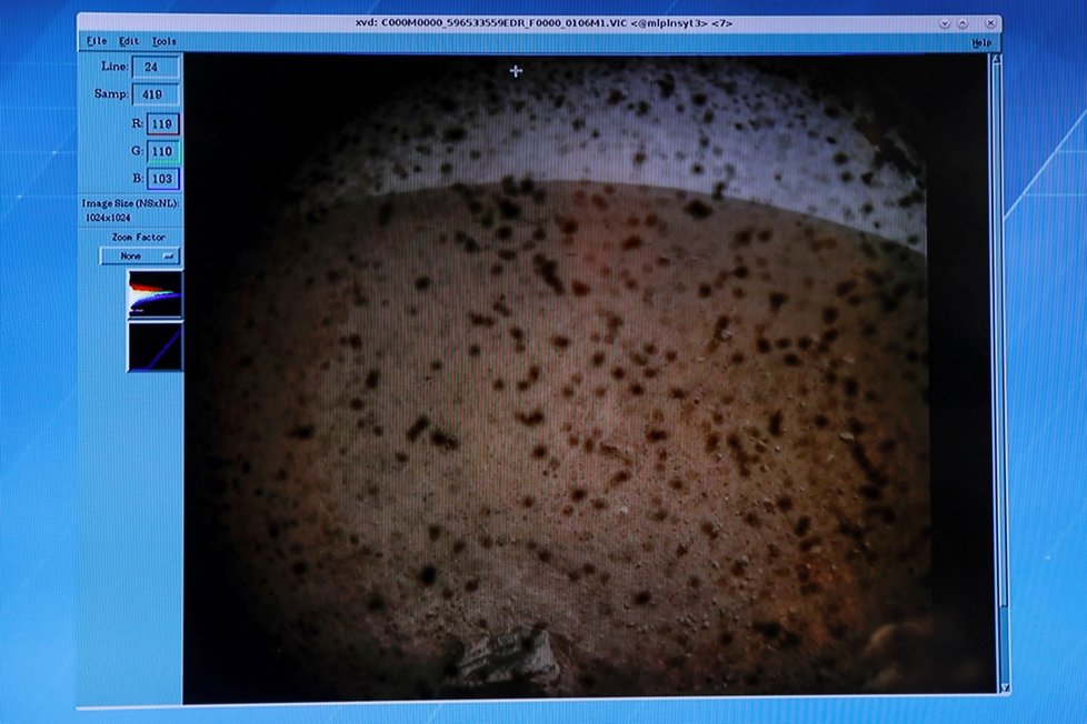 Americká sonda InSight úspěšně přistála na Marsu