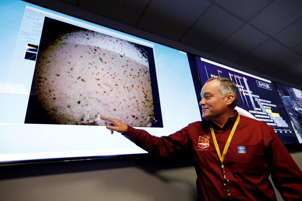 Americká sonda InSight úspěšně přistála na Marsu.