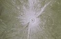 Kráter Tros na povrchu měsíce Ganymedes má průměr 94 km