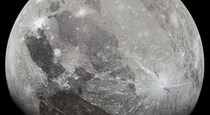 Snímky největšího měsíce Sluneční soustavy 