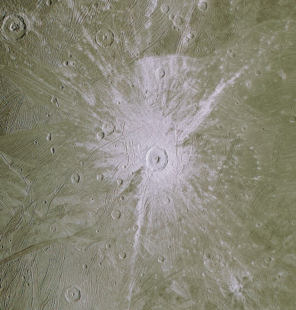 Kráter Tros na povrchu měsíce Ganymedes má průměr 94 km