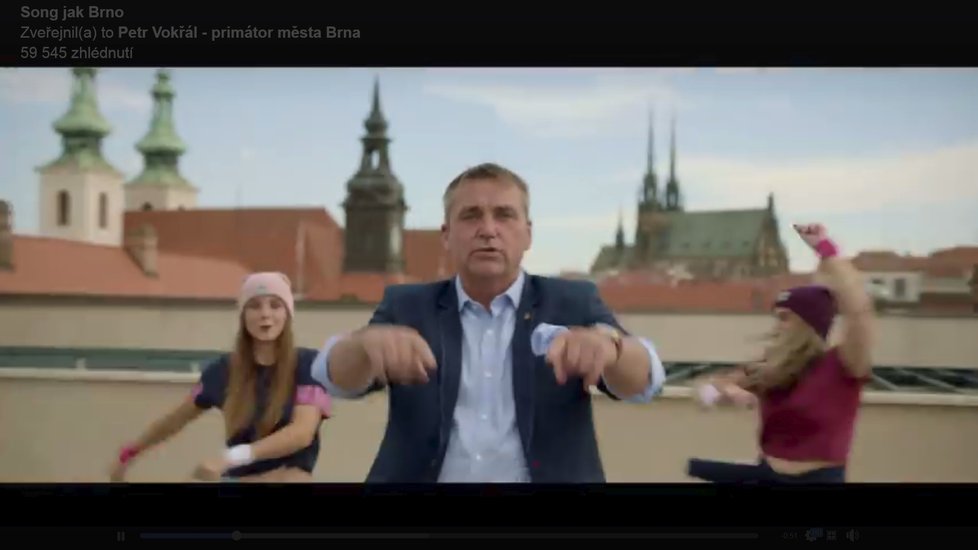 Primátor Brna Petr Vokřál natočil předvolební klip. Ostatní strany ho nakonec vyšachovaly.