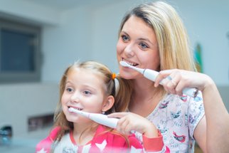Víte, že výběr správného kartáčku a kvalitní ústní sprchy může zlepšit váš celkový zdravotní stav a dokonce prodloužit život? 