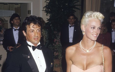 1987 Se Sylvesterem Stallonem byli fešný pár, byť Dánka (1985 cm) narostla trošku víc než on (177 cm)