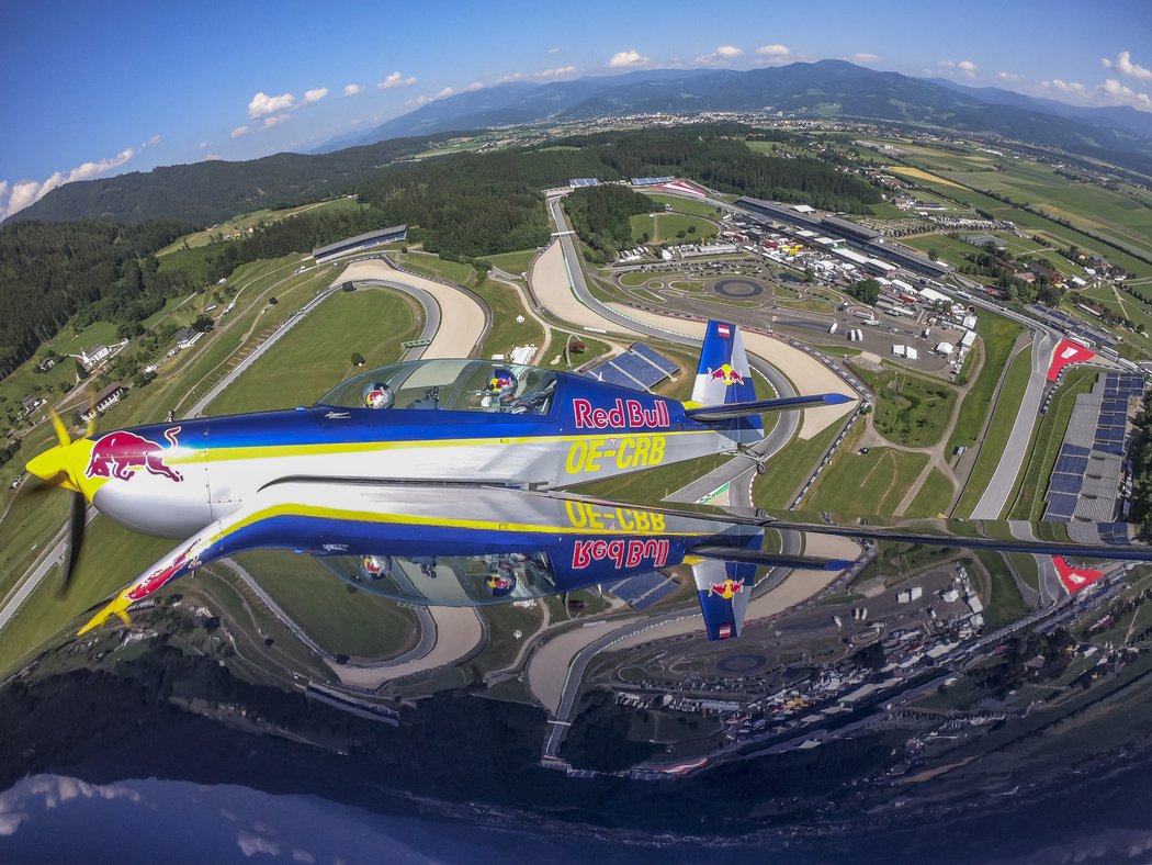 Na nebi. Pilot Martin Šonka letěl s jezdcem F1 nad závodním okruhem, kde se o víkendu pojede Velká cena.