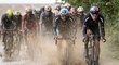 Sonny Colbrelli v průběhu cyklistické klasiky Paříž - Roubaix 2021