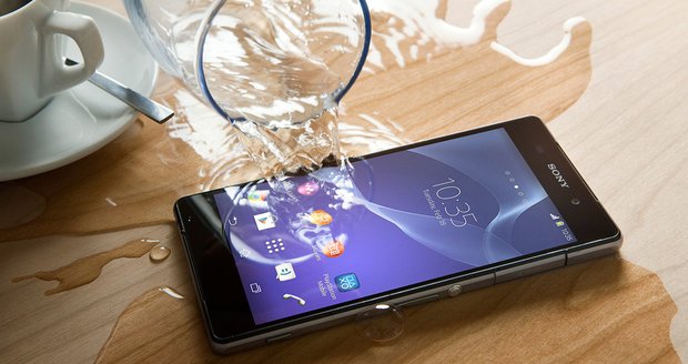 Sony na voděodolnosti postavilo image již zrušené řady Xperia Z. Vodě odolají také špičkové Samsungy a nejnovější iPhony.
