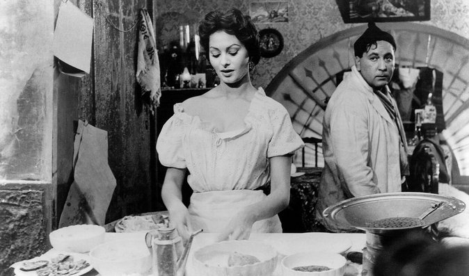 Sophia Loren připravuje pizzu ve filmu Zlato Neapole
