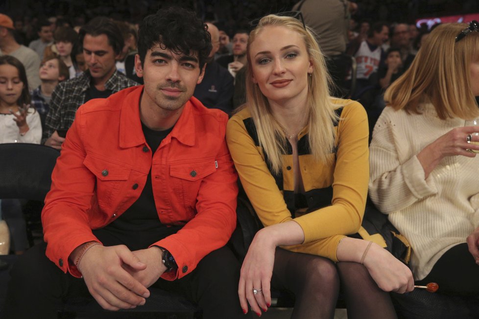 Sophie Turnerová a její snoubenec, zpěvák Joe Jonas na basketballu