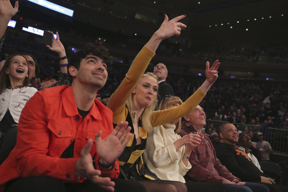 Sophie Turner a její snoubenec, zpěvák Joe Jonas na basketbalu