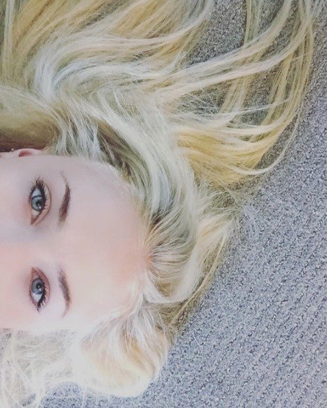 Sophie Turner je blond! Svou novou barvu ukázala na Instagramu.