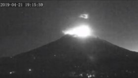 Na Bali o Velikonocích explodovala sopka Agung, turisté na kráter přesto šplhají
