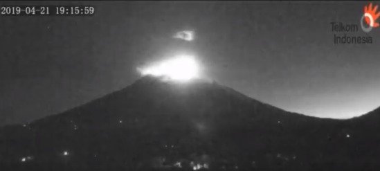 Na Bali o Velikonocích explodovala sopka Agung, turisté na kráter přesto šplhají