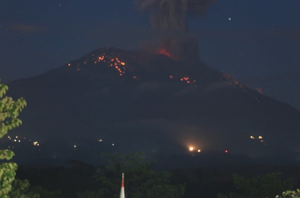 Na Bali o Velikonocích explodovala sopka Agung, turisté na kráter přesto šplhají