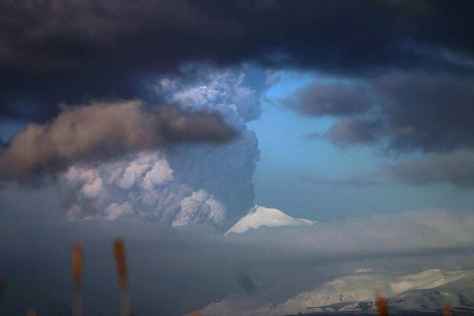 Sopka ohrožuje obyvatele Aljačky.