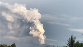 Sopka v Indonésii chrlila oblaky kouře