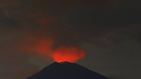 Kvůli doutnající sopce na Bali bylo tři dny uzavřené letiště.