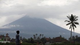 Kvůli doutnající sopce na Bali bylo tři dny uzavřené letiště.