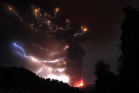 Když peklo čaruje...Sopka v Chile kouzlí na obloze