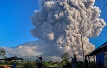 Sopka Sinabung chrlí popel až k nebi