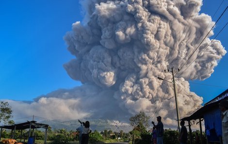 Indonéskou Severní Sumatru zahalily kouř a dým sopky Sinabung