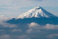 Nejnebezpečnější sopka Cotopaxi se probouzí. Ekvádor vyhlásil mimořádný stav