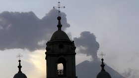 Ekvádorský kostel a v pozadí sopka Tungurahua