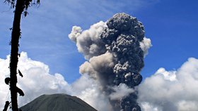 Po světě se probouzí sopky: Blíží se konec světa? Pohled na indonéský Mount Lokon