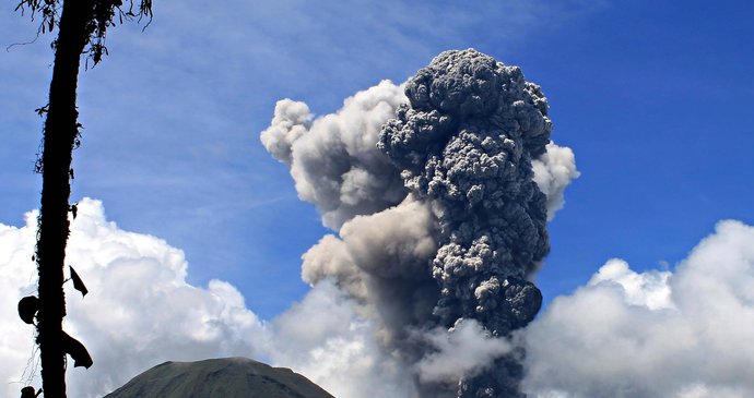 Po světě se probouzí sopky: Blíží se konec světa? Pohled na indonéský Mount Lokon